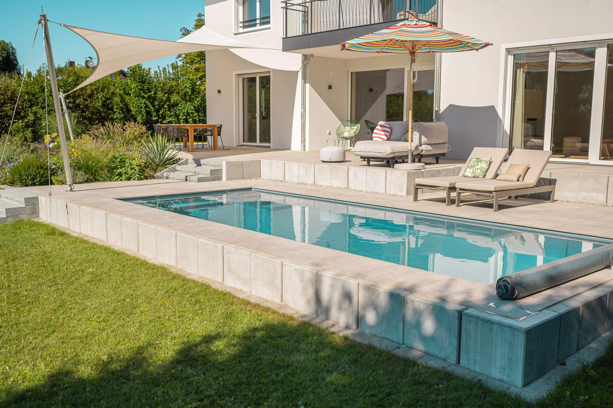 Moderne Gartengestaltung Poolbau mit Garten