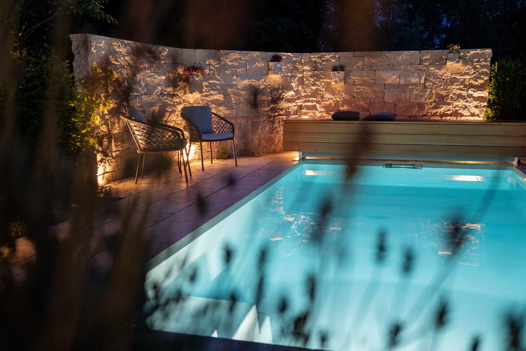 Pool mit Mauer in der Nacht Pool mit Mauer in der Nacht
