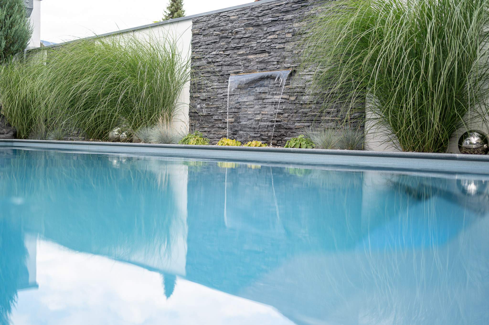 Poolanlage mit Wasserfall Pool mit Wasserfall